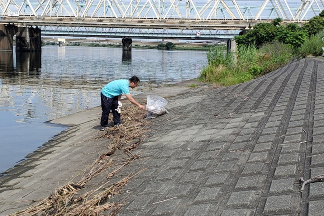 2024/7/13荒川河川敷清掃活動(BLUE SANTAゴミ拾い)を実施(あだちSOLV) アイキャッチ