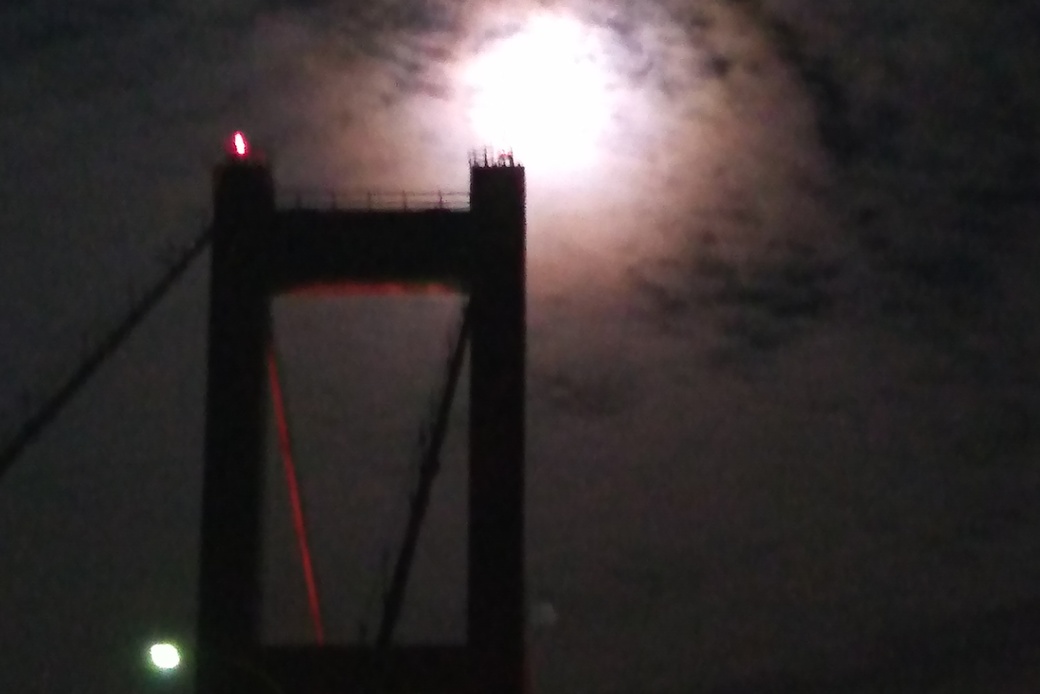 青白く　浮かびし月や　冬至まえ アイキャッチ