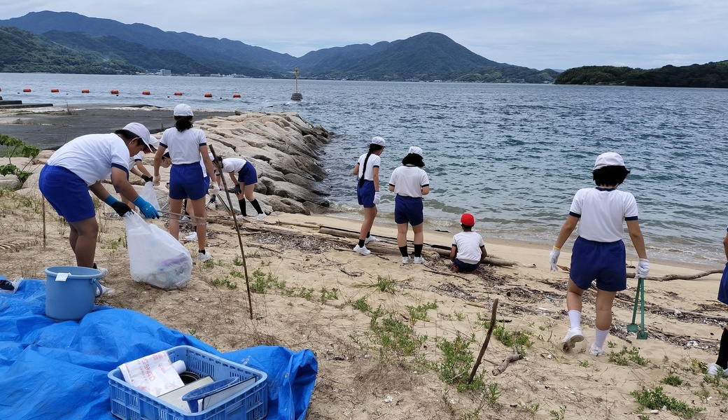 「BLUE SANTA」大畠ふれあいビーチで海岸清掃 アイキャッチ
