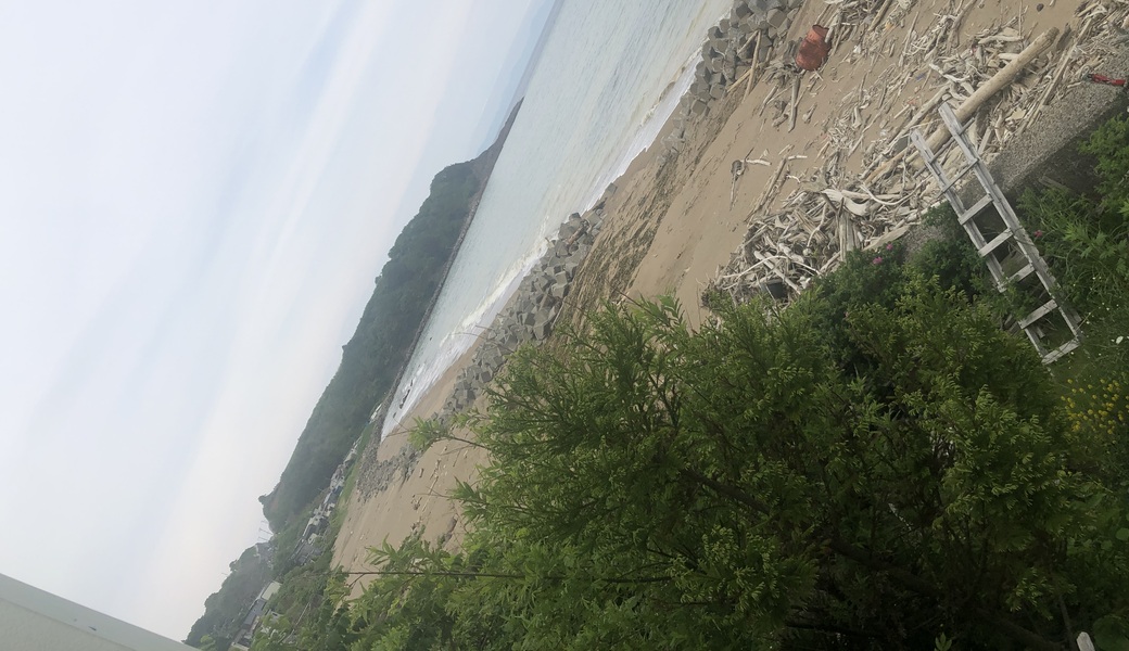 去年の豪雨災害で地形の変わった砂浜を綺麗にしよう アイキャッチ