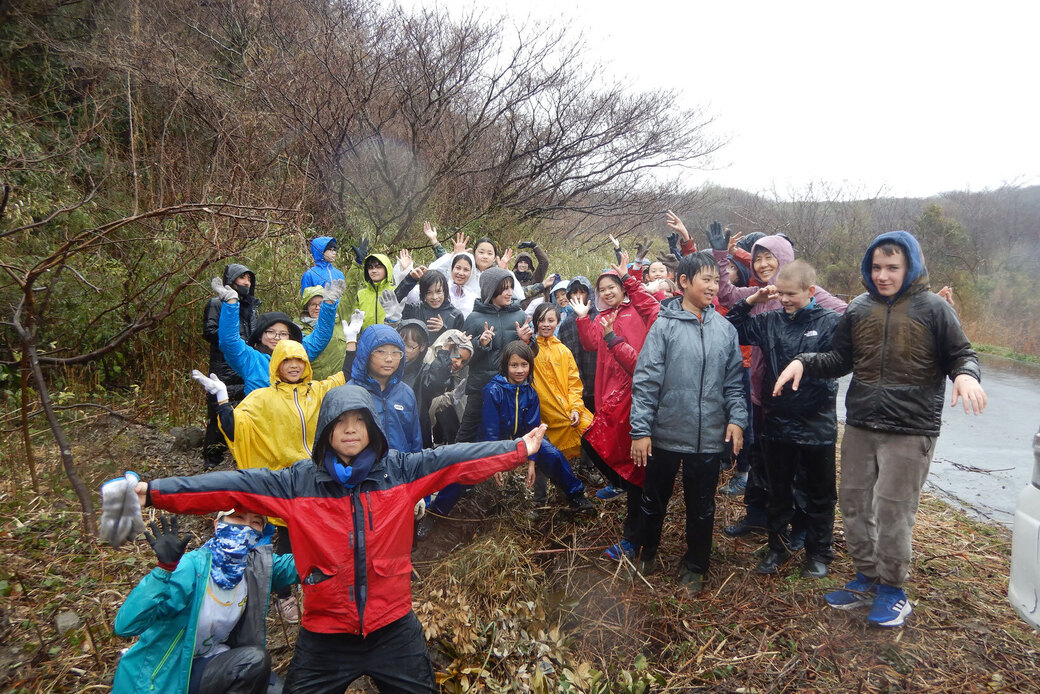 The Montessori School of Tokyo児童の皆さんと湘南国際村めぐりの森で森づくり体験を実施！ アイキャッチ