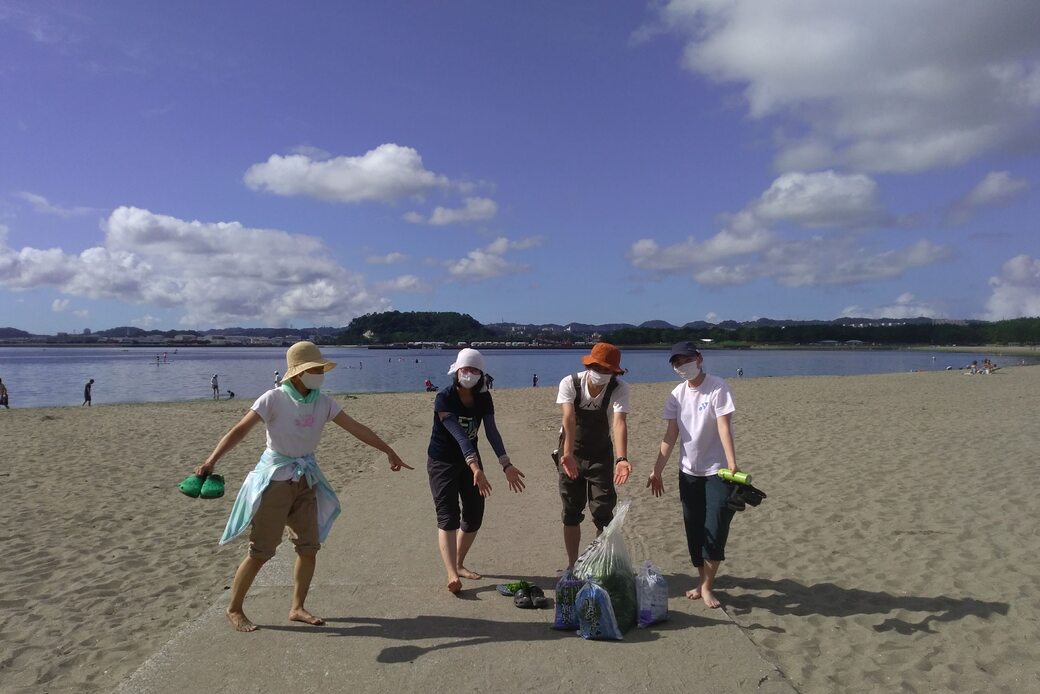 ビーチで海藻を拾って、森に撒きました アイキャッチ