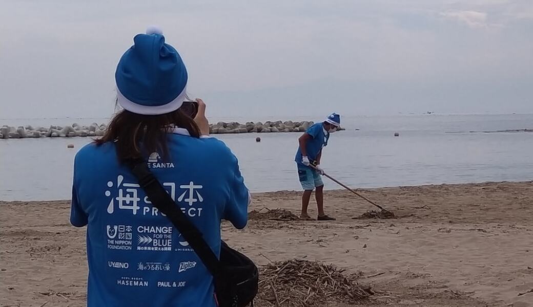 ブルーサンタになってマイクロプラスチックを回収しよう！ in 松太枝浜海水浴場 アイキャッチ