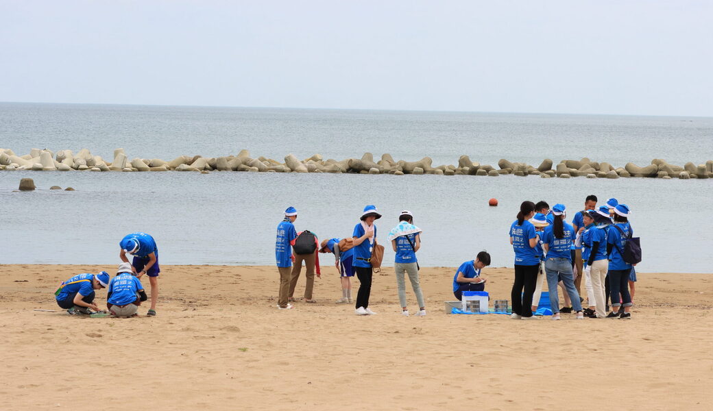 ブルーサンタになって、一緒にマイクロプラスチック調査を体験しよう！ アイキャッチ