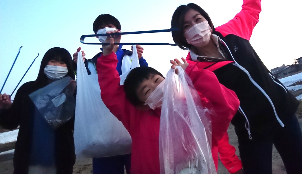 新緑が美しい坂戸山の麓の魚野川リバークリーン アイキャッチ