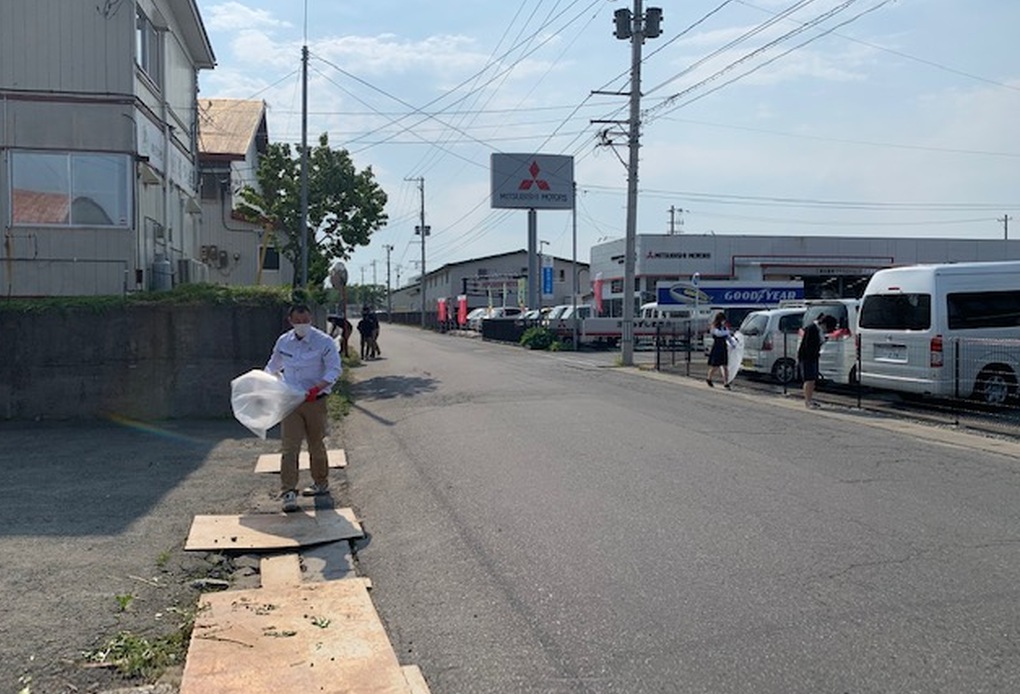 三沢駅東団地道路わきのゴミ拾いを行いました。 アイキャッチ