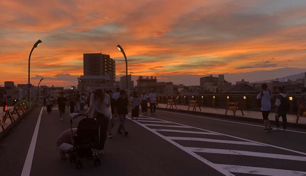 世界を笑顔にしよう。花火大会後のBLUE SANTA２０２５(^^) アイキャッチ